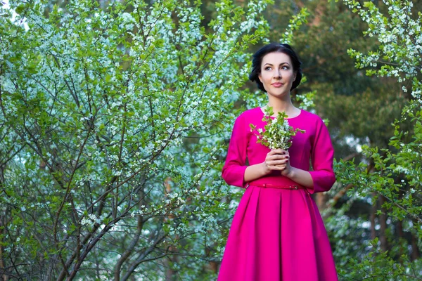 Linda mulher sonhadora, caminhando no jardim primavera cereja — Fotografia de Stock