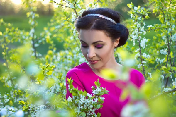Portret van mooie dromerige vrouw in cherry lentetuin — Stockfoto