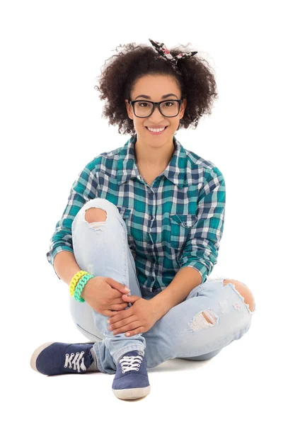 Szczęśliwy piękne african american nastoletnie dziewczyny siedzi na białym tle o — Zdjęcie stockowe