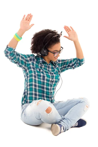 Feliz adolescente afroamericana sentada y escucha música — Foto de Stock