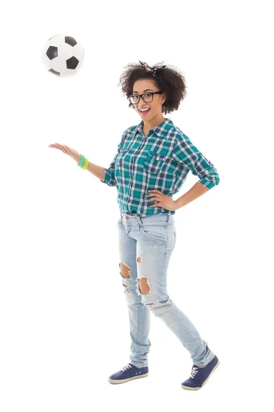 Adolescente americana Africano feliz jogando com iso de bola de futebol — Fotografia de Stock