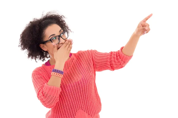 Gossip concept - vrij Afro-Amerikaanse tiener meisje in roze po — Stockfoto