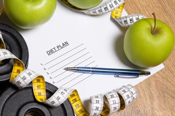Kağıt diyet planı, elma, halter ve teyp ile — Stok fotoğraf