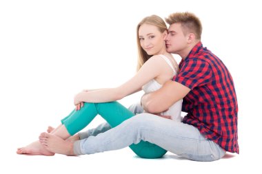 adam ve kadın oturuyor beyaz izole kavramı - genç seviyorum