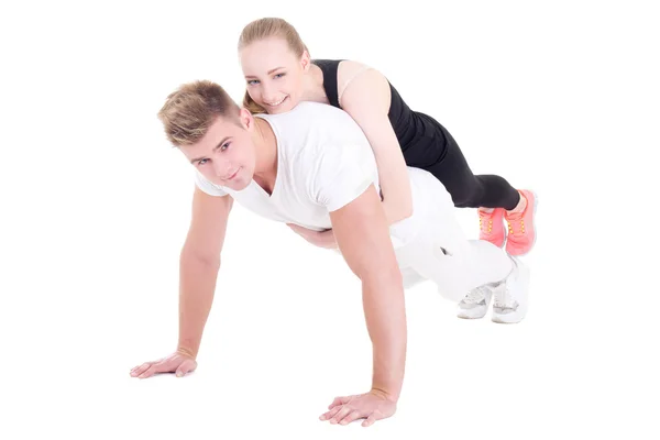 Jovem homem musculoso fazendo push ups com mulher bonita na traseira eu — Fotografia de Stock