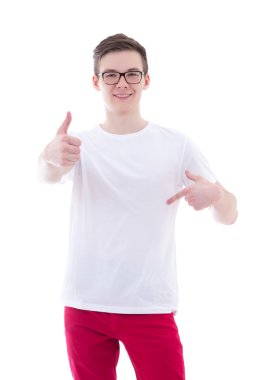 boş t-shirt kendisi de işaret içinde mutlu genç adam portresi