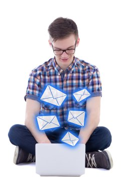 yakışıklı genç çocuk ile laptop oturma ve iletileri gönderme