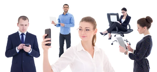 Ludzie biznesu z telefonów komórkowych i komputerów na białym tle na whi — Zdjęcie stockowe