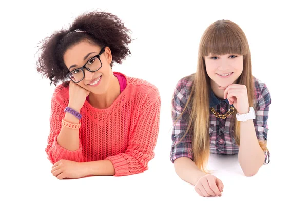 Dos felices adolescentes mentira aislaron en blanco — Foto de Stock