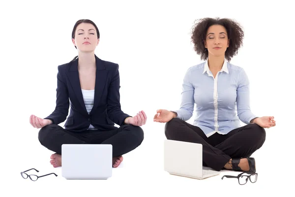 Dos mujeres de negocios sentado en pose de yoga con portátiles aislados en — Foto de Stock