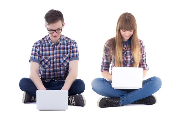 Adolescente e menina sentada com computadores isolados no branco — Fotografia de Stock