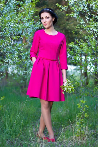 Hermosa mujer caminando en el jardín de primavera — Foto de Stock