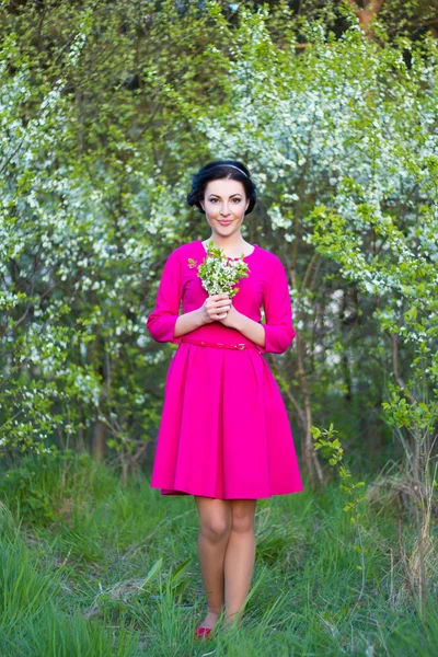 Feliz linda mulher sonhadora no vestido rosa andando na primavera che — Fotografia de Stock