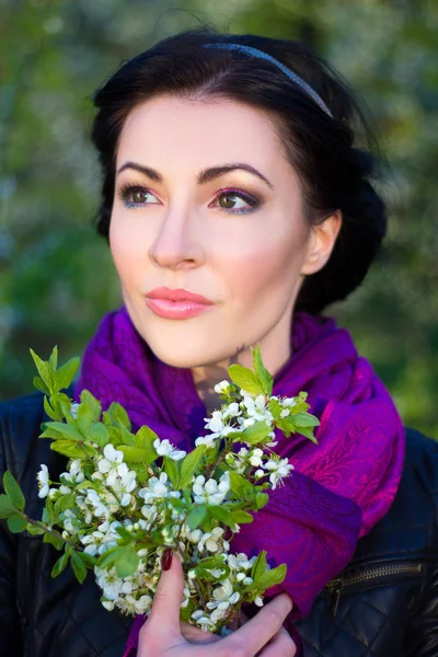 Fechar o retrato da mulher um sonho lindo com flores — Fotografia de Stock