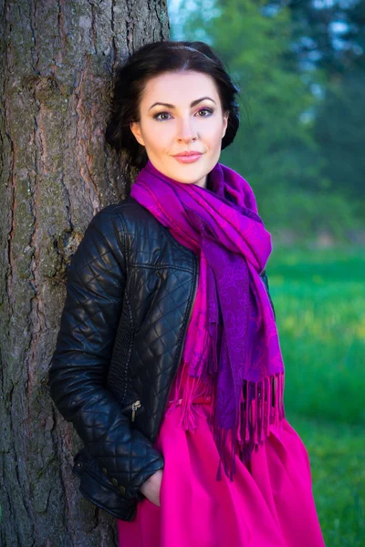 Portrait de la belle femme debout près de l'arbre au printemps pour — Photo