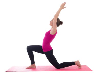 yoga poz ISO pembe mat üzerinde duran genç güzel ince kadın