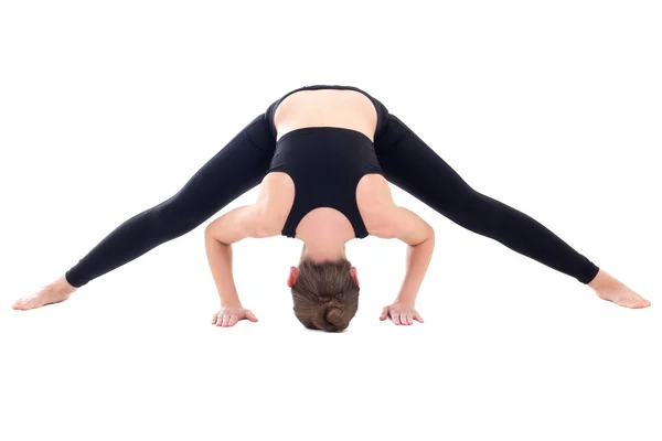 Jeune femme debout dans une posture d'yoga isolé sur blanc — Photo