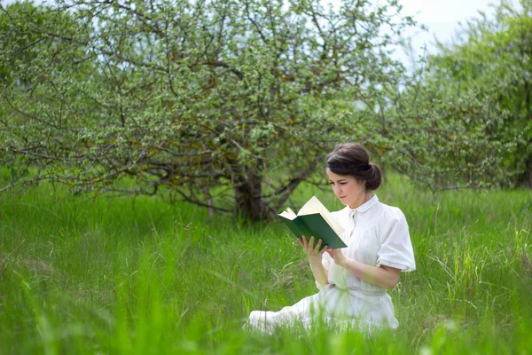 Portrait de femme belle lecture livre sur prairie d'été — Photo