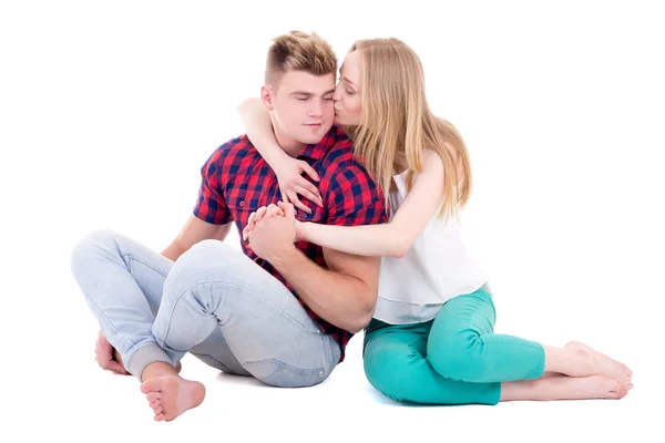 Concetto di amore adolescenziale - ragazzo e ragazza che si siede isolato su bianco — Foto Stock