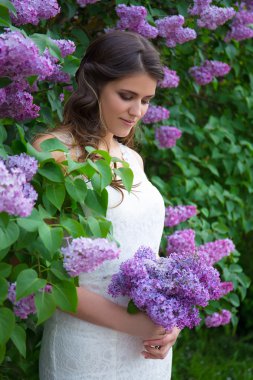 Güzel Gelin çiçek leylak ağacının yanında poz rüya