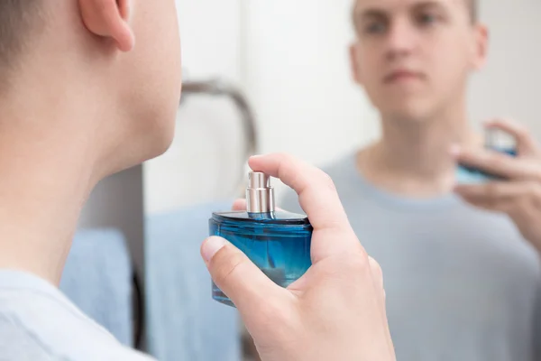 Hombre guapo aplicar perfume en el baño — Foto de Stock