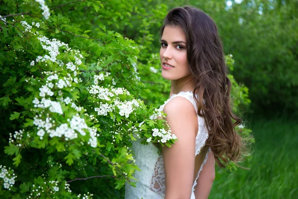 Hermosa mujer en vestido de novia en verano floreciente jardín — Foto de Stock