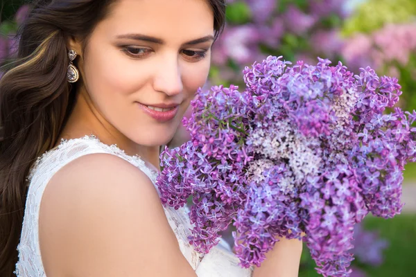 Retrato de la hermosa novia con ramo de flores grande de color lila f de cerca — Foto de Stock