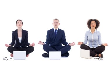 Yoga oturan yorgun iş adamları izole dizüstü bilgisayarlar ile poz