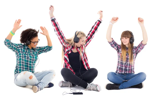 Niñas adolescentes felices escuchando música en auriculares aislados en whi — Foto de Stock