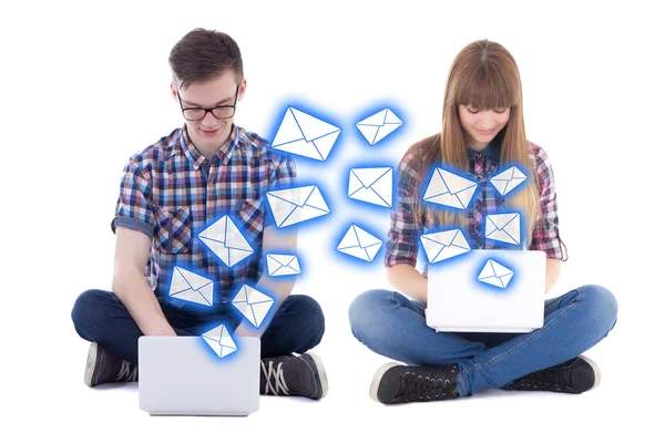 Conceito de amor virtual - adolescente menino e menina sentada com laptops — Fotografia de Stock