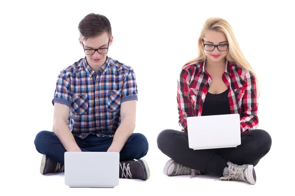 Adolescente e rapaz sentado com laptops isolados no branco — Fotografia de Stock