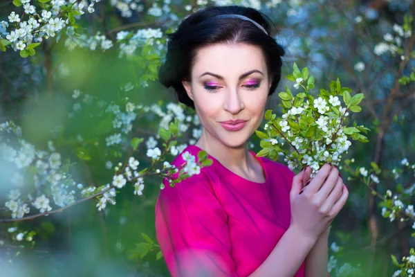 Close up portrait of beautiful woman in blooming cherry tree gar — Stok fotoğraf