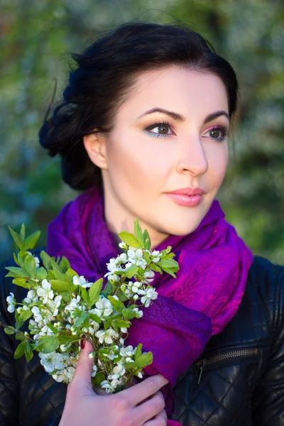 Close up portrait of beautiful woman with cherry tree flowers — Stockfoto