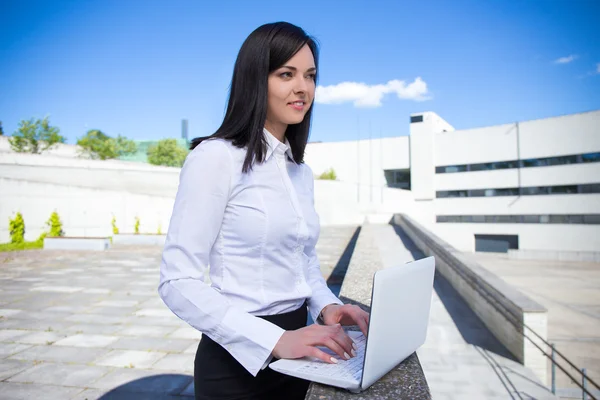 Belle femme d'affaires travaillant sur ordinateur portable devant le bureau — Photo