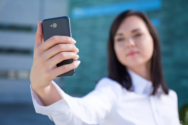 Smartphone dans la main belle femme d'affaires — Photo