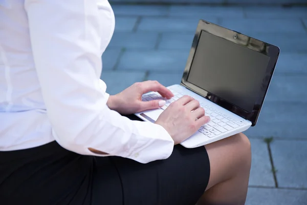 Femme d'affaires en utilisant l'ordinateur dans le parc de la ville — Photo