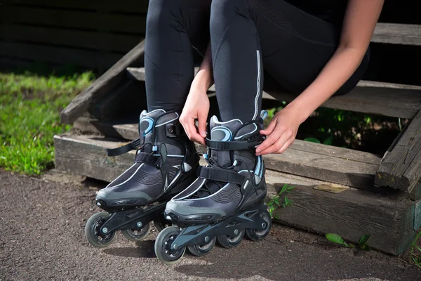 Close up of roller skates on female legs — Stock Photo, Image