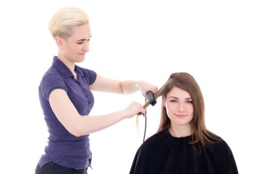 sarışın kadın saç stilisti güzel kadın Isola için saç kesimi yapıyor