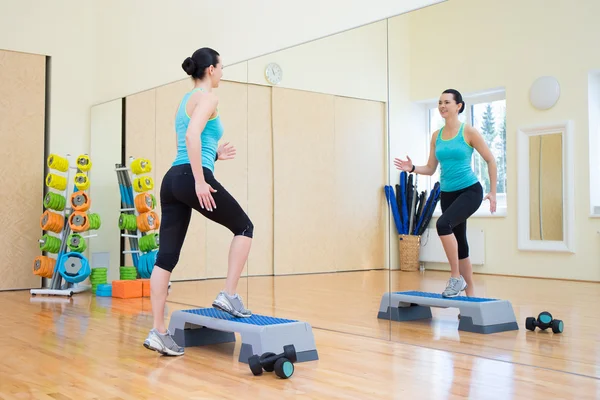 Schöne Frau trainiert mit Stepper im Fitnessstudio — Stockfoto