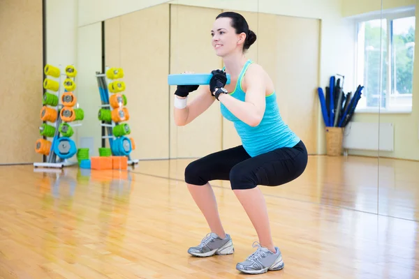 Mooie vrouw uit te werken in moderne sportschool — Stockfoto