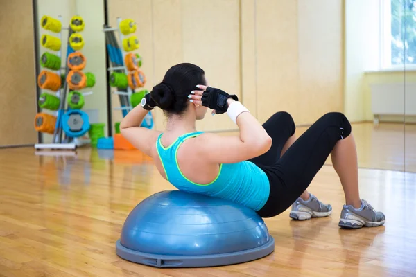 Mujer delgada, trabajando con la bola de bosu en gimnasio —  Fotos de Stock