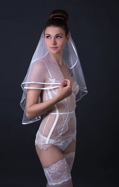 Szexi fiatal gyönyörű nő álmodik ove fehér menyasszonyi fehérnemű — Stock Fotó