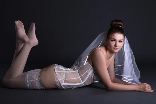 Fiatal gyönyörű menyasszony fehér szexi fehérnemű, hazug fátyol-ove — Stock Fotó