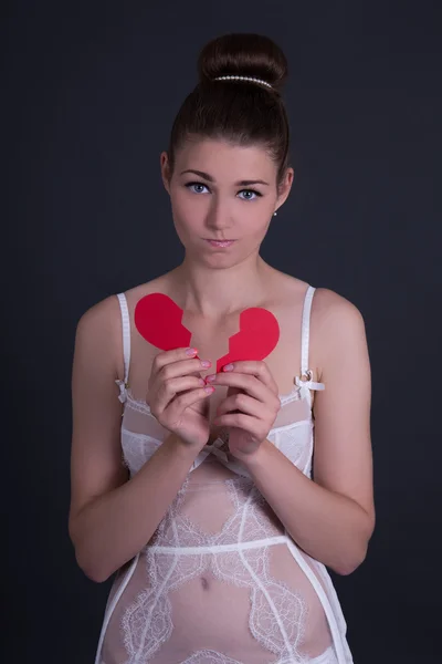 Jonge eenzaam triest vrouw in lingerie houden rode papier gebroken vale — Stockfoto
