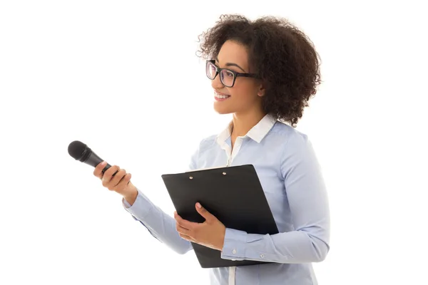 Afro-américaine journaliste avec microphone et presse-papiers j'ai — Photo