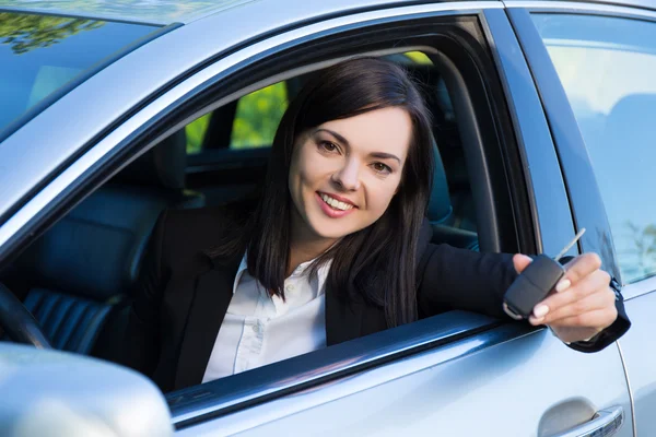 Concetto di guida felice donna sorridente con chiave della macchina — Foto Stock