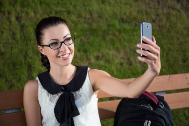 liseli kız ya da öğrenci par akıllı telefon selfie fotoğraf yapma