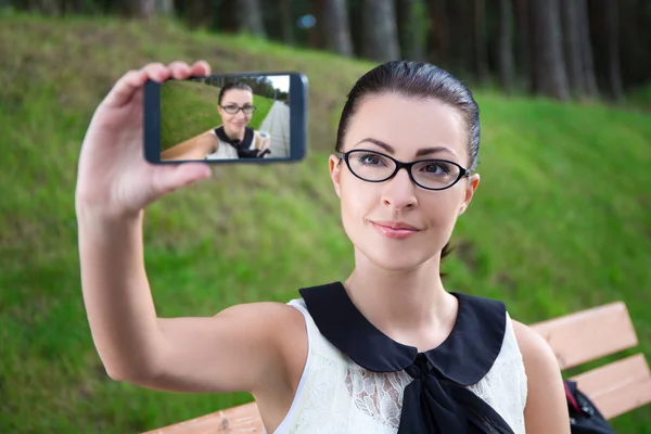 Boldog szép lány, hogy selfie fénykép, a mobiltelefon — Stock Fotó