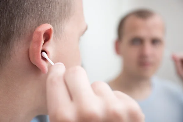 면봉으로 귀를 청소 하는 남자의 마지막 — 스톡 사진