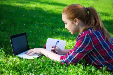 genç kız onun ödev Park